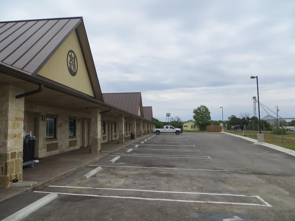 Black Gold Inn Yoakum Exterior photo