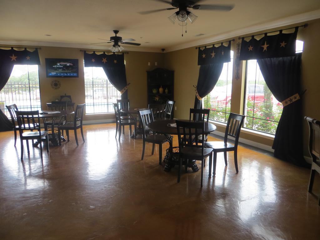 Black Gold Inn Yoakum Exterior photo