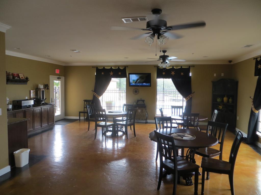 Black Gold Inn Yoakum Exterior photo