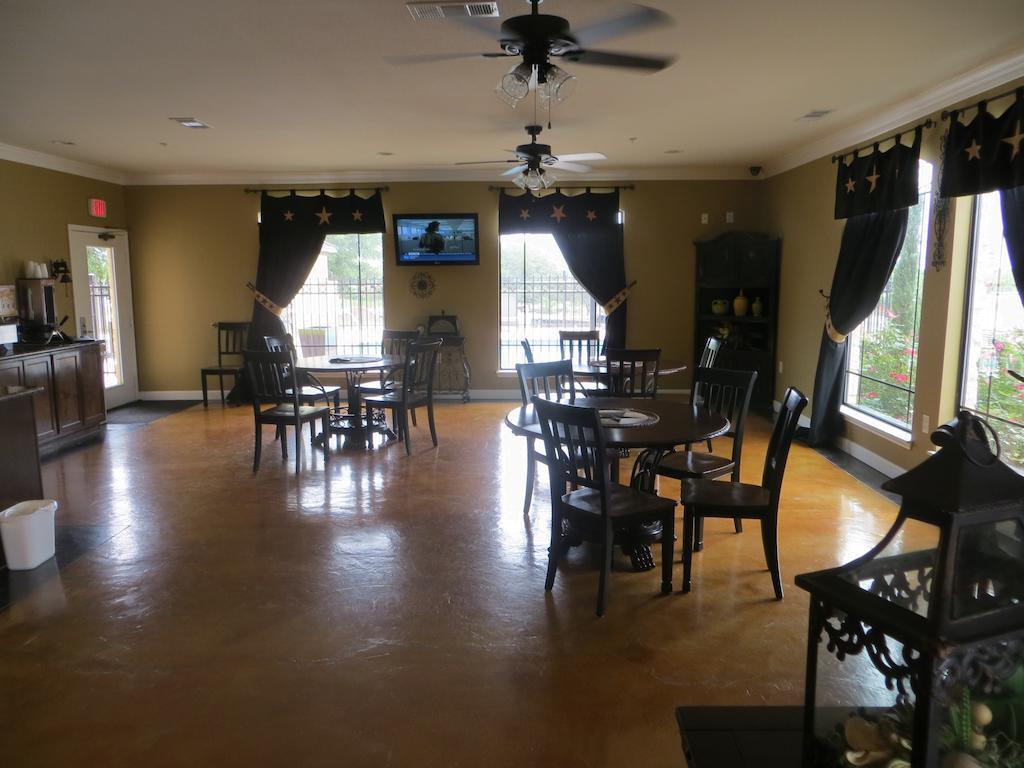 Black Gold Inn Yoakum Exterior photo