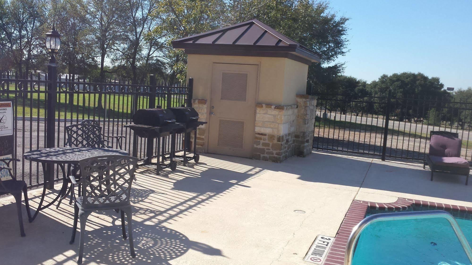 Black Gold Inn Yoakum Exterior photo